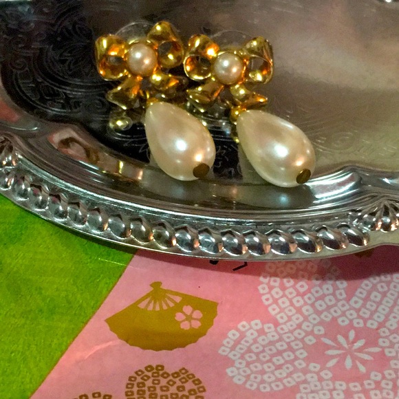 🆑🫧 CLEARANCE!🏷️ Gold-tone Ribbon and Faux Pearl Earrings Vintage - Picture 16 of 16